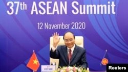 東盟輪值主席國越南的總理阮春福出席在河內舉行的東盟峰會。（2020年11月12日）