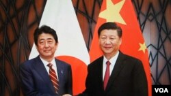 2017年11月11日習近平在越南與安倍會談前笑容握手（日本首相官邸檔案圖片）