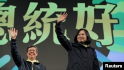 台灣當選總統蔡英文和副總統陳建仁向支持者揮手。