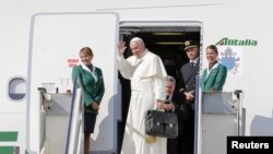 羅馬天主教教宗方濟各啟程對古巴和美國進行十天訪問，向送行者揮手。