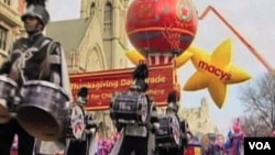 行军乐队、滑稽小丑、巨大气球和多姿多色的花车参加梅西百货商店今年、也就是第86届感恩节游行。