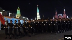 5月4日莫斯科紅場彩排中的中國軍隊(美國之音白樺拍攝)