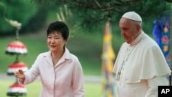 2014年8月14日韩国总统朴槿惠（左）在韩国首尔欢迎教宗