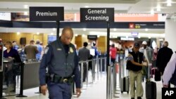 位於西雅圖塔科馬國際機場，警員在禁區檢查點前視察。