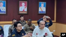 ແຟ້ມຮູບ-ໃນຮູບພາບທີ່ສະໜອງໃຫ້ໂດຍອົງການຕໍາຫຼວດລາດຊະອານາຈັກໄທ, ນັກສະແດງຊາວຈີນ ທ້າວ ຫວັງ ຊິງ, ຂວາ, ໂອ້ລົມກັບເຈົ້າໜ້າທີ່ຕໍາຫຼວດໄທ ໃນອໍາເພີແມ່ສອດ, ຊາຍແດນ ໄທ-ມຽນມາ, ຈັງຫວັດຕາກ, ວັນທີ 7 ມັງກອນ 2025. 