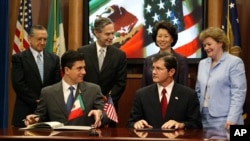 墨西哥任命新任駐美大使古鐵雷斯(前左)