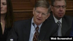 視圖截屏 美國會議員拉馬爾史密斯在聽證上發言