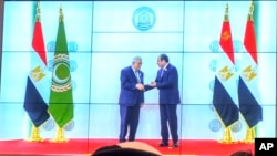 埃及總統塞西(右)在埃及新行政首都舉行的阿拉伯峰會上迎接巴勒斯坦權力機構主席阿巴斯。 （2025年3月4日）