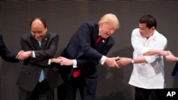 美國總統特朗普2017年在越南出席東盟高峰會議時與東盟成員國領導人牽手。