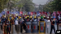 緬甸仰光的示威者手持土製盾牌抗議（2021年3月9日）