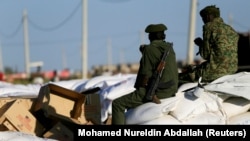 蘇丹軍人在靠近埃塞俄比亞邊境的難民營中看管救援物資（2020年11月24日）