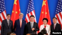 （从左到右）美国财政部长杰克·卢和国务卿克里，中国主席习近平、国务院副总理刘延东和汪洋在第八轮美中战略与经济对话开幕式上（2016年6月6日）