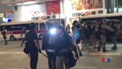 香港警察以強力電筒照射指罵他們的市民