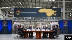 美國總統拜登與安哥拉總統洛倫索、剛果民主共和國總統齊塞克迪、贊比亞總統希奇萊馬和坦尚尼亞副總統姆潘戈出席洛比托跨非洲走廊高峰會。 (2024年12月4日)