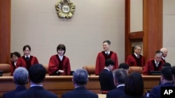 韩国宪法法院代理院长文炯培及其他法官2025年2月18日审理韩国总统尹锡悦的弹劾案。