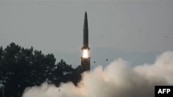 ຮູບພາບເອກະສານສະບັບນີ້ຖ່າຍໃນວັນທີ 7 ພະຈິກ 2024 ແລະສະໜອງໃຫ້ໂດຍກະຊວງປ້ອງກັນປະເທດເກົາຫຼີໃຕ້ໃນວັນທີ 8 ພະຈິກ 2024 ສະແດງໃຫ້ເຫັນລູກສອນໄຟໄລຍະສັ້ນ Hyunmoo-2 ຖືກຍິງຂຶ້ນສູ່ທະເລຕາເວັນຕົກຈາກບ່ອນທົດລອງ Anheung ໃນເມືອງ Taean ໃນລະຫວ່າງການຖ່າຍທອດສົດ. - ໄຟ