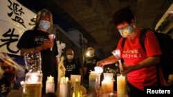 香港民眾點燃蠟燭紀念北京天安門民主運動被鎮壓31週年。（2020年6月3日）