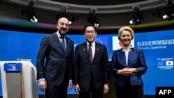 ภาพแฟ้ม - ประธานสภาสหภาพยุโรป ชาร์ลส มิเชล (ซ้าย) พร้อมนายกฯ ฟูมิโอะ คิชิดะ และประธานคณะกรรมาธิการยุโรป เออร์ซูลา ฟ็อน แดร์ ไลเอิน ร่วมถ่ายภาพระหว่างการแถลงข่าวที่กรุงบรัสเซลส์ เมื่อ 13 ก.ค. 2567 (AFP)