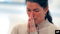 前奧運滑冰選手南希·克里根(Nancy Kerrigan)在波士頓滑冰俱樂部悼念遇難的滑冰選手。 (美聯社：2025年1月30日)