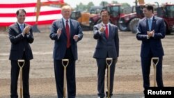 2018年6月28日特朗普總統（左二），富士康創始人兼董事長郭台銘（右二），以及眾議員保羅瑞安（左）參加富士康科技集團在美國威斯康星州的奠基儀式。