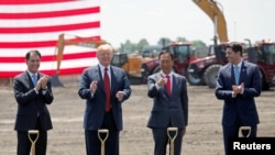 威斯康辛州前州長沃克、特朗普總統、富士康董事長郭台銘、眾議院前議長瑞安共同出席富士康威斯康辛州工廠破土儀式。 2018年6月28日