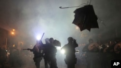 7月21日，香港防暴警察與示威者對峙