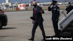 拜登總統走下"空軍一號"專機，參加宣言1萬9千億美元的新冠疫情救助方案的活動。(2021年3月23日)