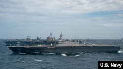 資料照片：美國海軍公佈的照片顯示，英國皇家海軍“伊麗莎白女王”號航母、美國海軍“卡爾·文森”號航母與日本海上自衛隊“加賀”號直升機航母一道參加“海上合作夥伴關係演習”。 (2021年10月17日)