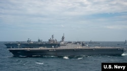 美國海軍公佈的照片顯示，英國皇家海軍“伊麗莎白女王”號航母、美國海軍“卡爾·文森”號航母與日本海上自衛隊“加賀”號直升機航母一道參加“海上合作夥伴關係演習”。(2021年10月17日)