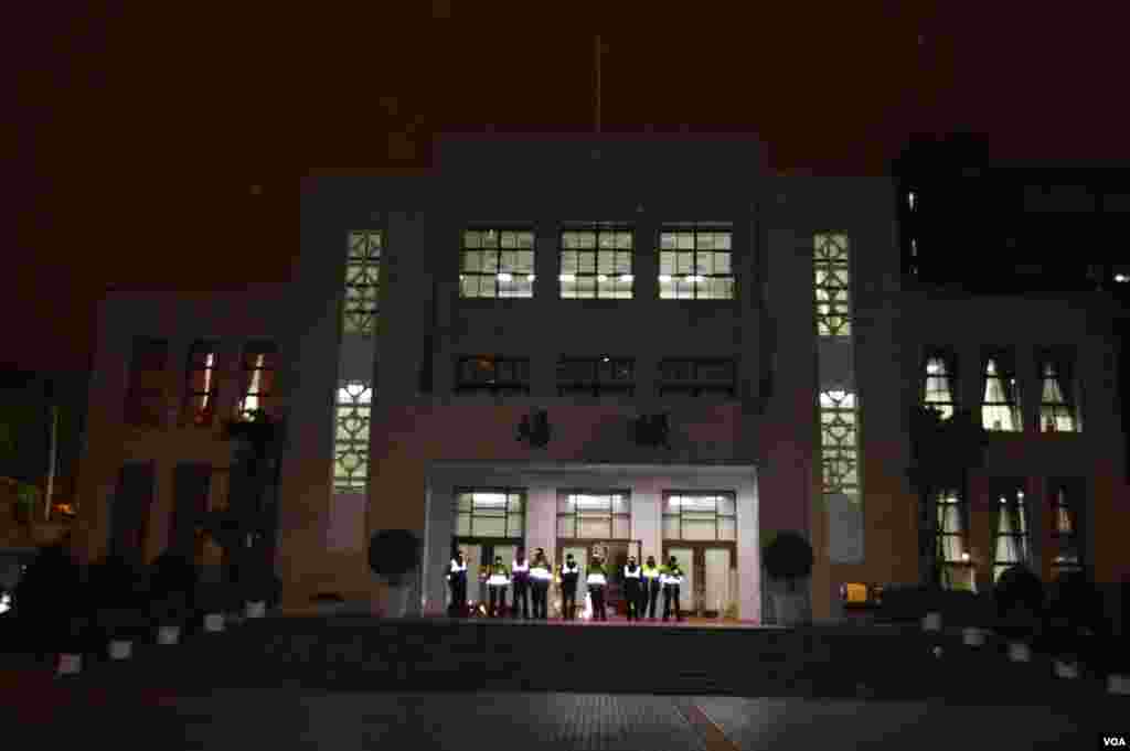 看似平靜的夜間立法院（美國之音申華拍攝）