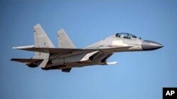 资料照片：这张由台湾国防部公布的未注明日期的照片中，中国解放军空军的歼-16战斗机正在飞行。飞机具体位置不详。