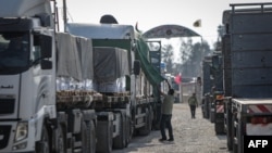 一個卡車車隊攜帶援助物資經由拉法口岸從埃及進入加沙。（2023年10月21日）