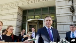 CNN记者阿科斯塔在联邦地区法院外对记者讲话。(2018年11月16日)