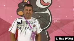 英国队领队希伯特”(美国之音黎堡摄)