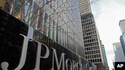 位於紐約當的摩根大通銀行樓外的公司標誌。