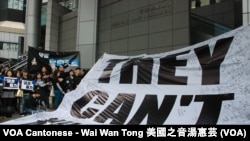 反暴力遊行隊伍抵達終點香港警察總部，展示大型英文標語"他們不能把我們殺光"