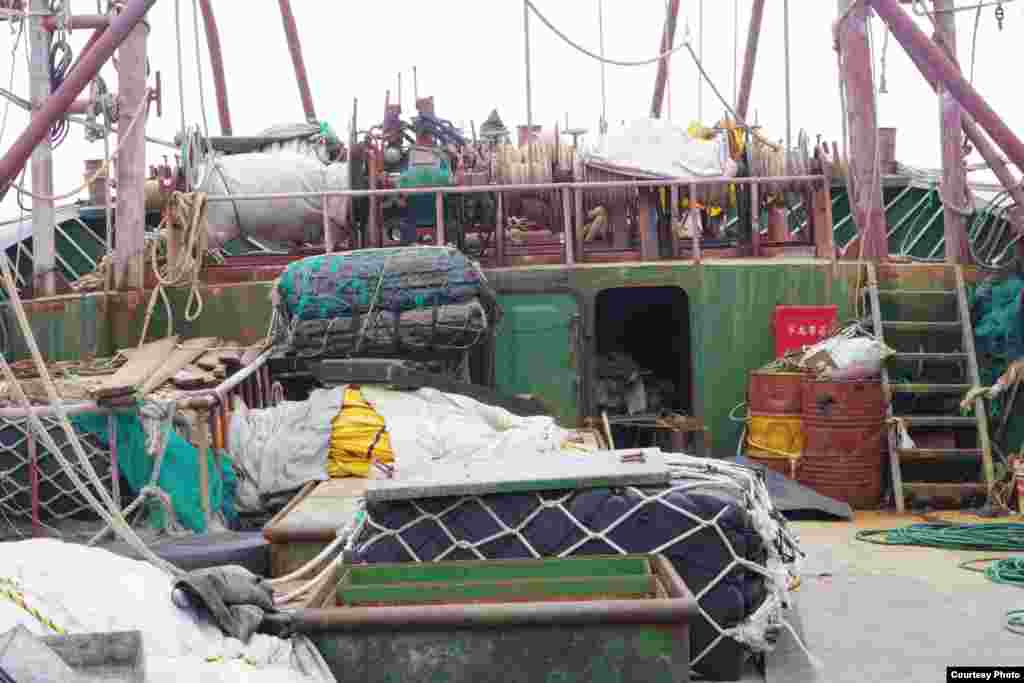 2013年4月8日搁浅在菲律宾受到保护的珊瑚礁水域的一艘疑似中国的船只上的渔具(巴塔哈群礁管理局)。
