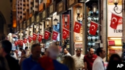 游人在伊斯坦布尔逛大巴扎市场。（2018年7月19日）