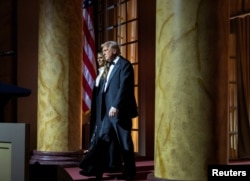 美國當選總統特朗普與妻子梅蘭妮亞在華盛頓特區國家建築博物館出席燭光晚宴。 （2025年1月19日）