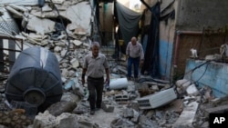 ຜູ້​ຊາຍ​ປາ​ແລັ​ສ​ໄຕ​ນ໌ ກວດ​ກາ​ຄວາມ​ເສຍ​ຫາຍ​ຂອງ​ຕຶກຫຼັງ​ນຶ່ງ ຫຼັງ​ຈາກ​ການ​ບຸກ​ໂຈມ​ຕີ​ຂອງກອງ​ກຳ​ລັງ ອິ​ສ​ຣາ​ແອ​ລ ໃນ​ເຂດ ເວັ​ສ​ແບັ້ງ​ ຂອງ​ເມືອງ ເຈ​ນິນ, 6 ກັນ​ຍາ 2024.(AP Photo/Nasser Nasser)