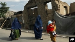 阿富汗首都喀布尔街头的妇女儿童（2021年8月22日） 