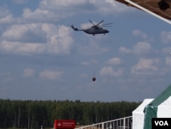 米-26直升机在莫斯科郊外扑灭森林大火（美国之音白桦拍摄）