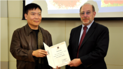 时任乔治华盛顿大学太空政策研究所副所长的赫尔兹菲尔德教授2014年11月接受北京理工大学兼职教授聘书（北京理工大学网站）