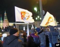投票結束後紅場旁邊支持普京集會，標語：支持普京