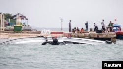 2024年3月12日，印度尼西亞雅加達，一名救援人員在Pari Kudus客船附近工作，該客船在Kepulauan Seribu附近海域傾覆，船上有乘客，其中包括一名台灣人。（路透社）