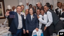 台灣總統府發布圖片顯示2019年7月18日總統蔡英文在聖盧西亞與民眾一起拍照留念。