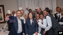 台灣總統府發布圖片顯示總統蔡英文在聖盧西亞與民眾一起拍照留念。(2019年7月18日)