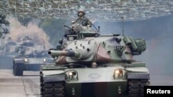 Mientras millones de personas viajaban, en Denver se veían los primeros juegos pirotécnicos de la jornada.