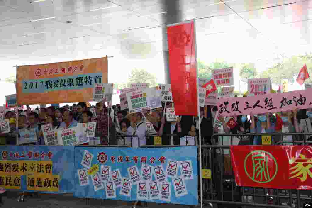 港府公布政改方案，对立团体立法会外冲突 （美国之音海彦拍摄 ） 