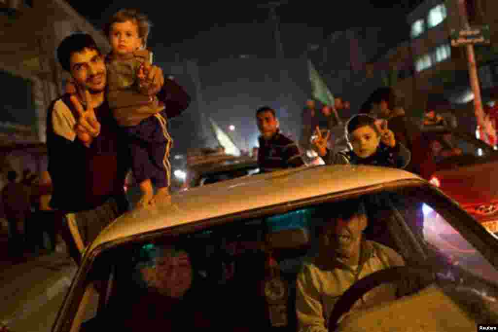 2012年11月21日，巴勒斯坦人在加沙市庆祝以色列和哈马斯停火。